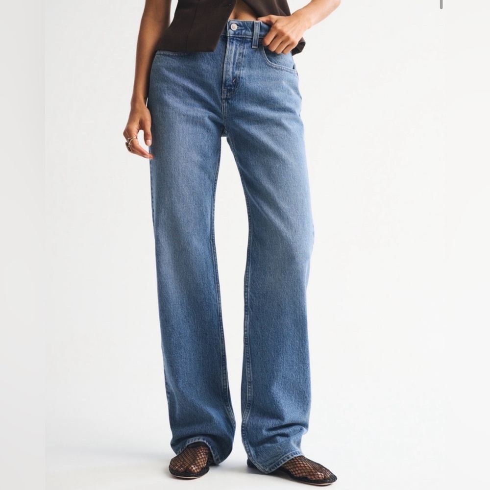 Abercrombie & Fitch High Rise 90s Relaxed Jean in Medium Short